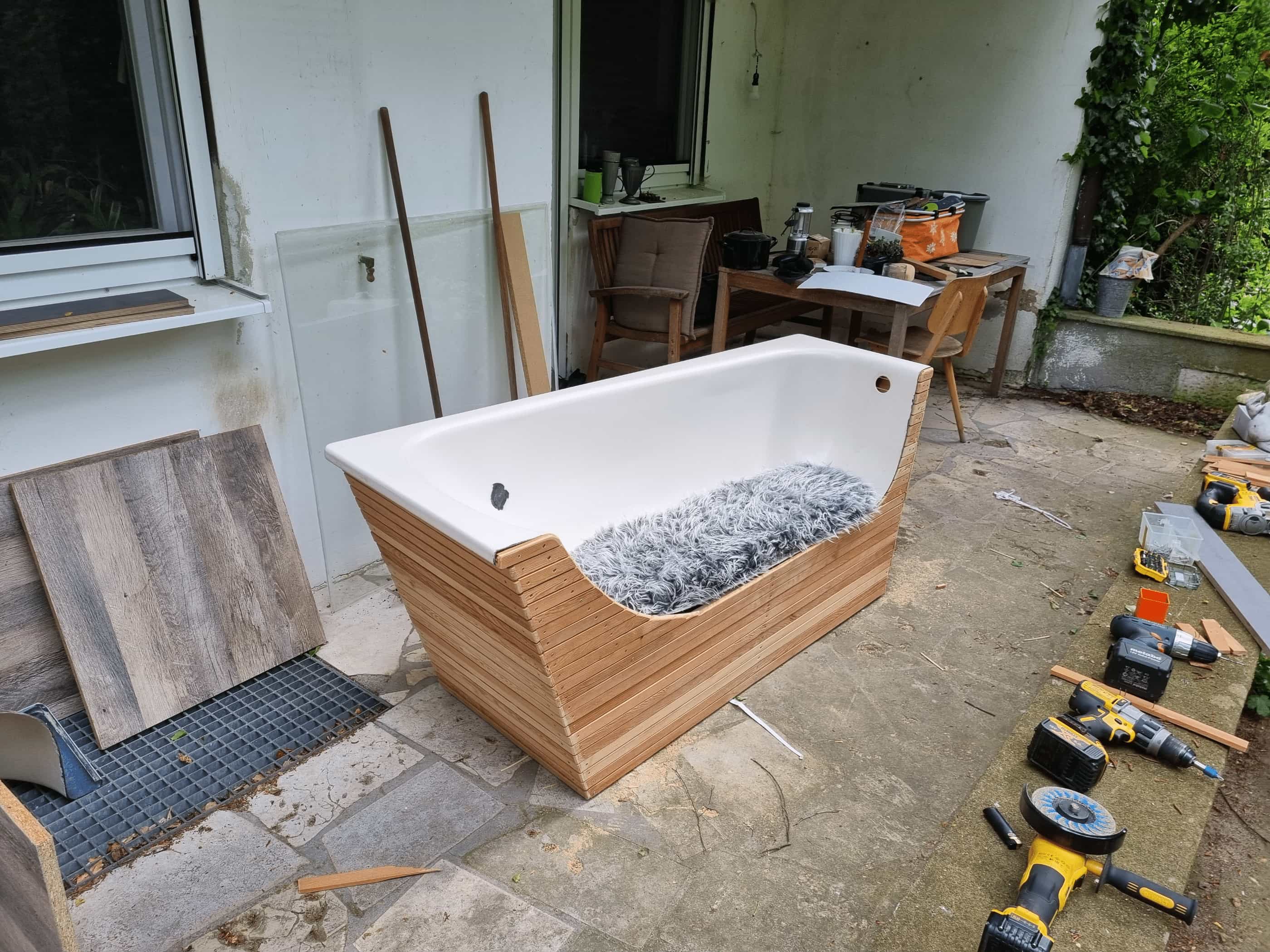 bathtube; bench
